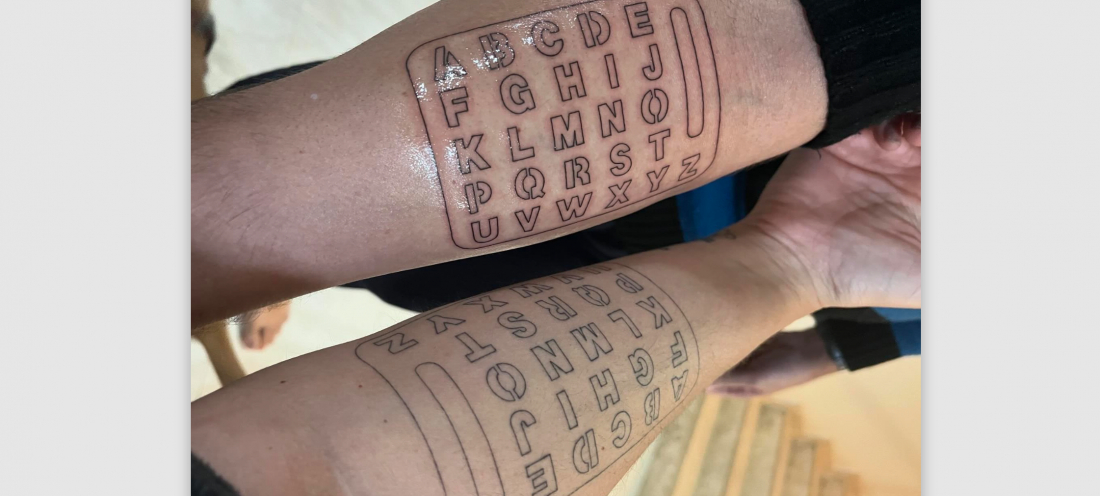 (Vídeo) Pais tatuam alfabeto nos braços para ajudar filho autista não verbal a se comunicar