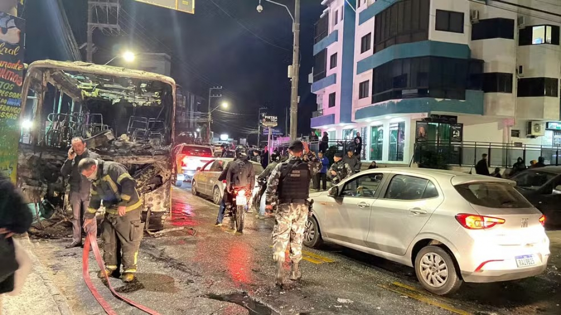 Grupo é capturado após incendiar ônibus, fazer barricadas e vítima ser baleada em Florianópolis