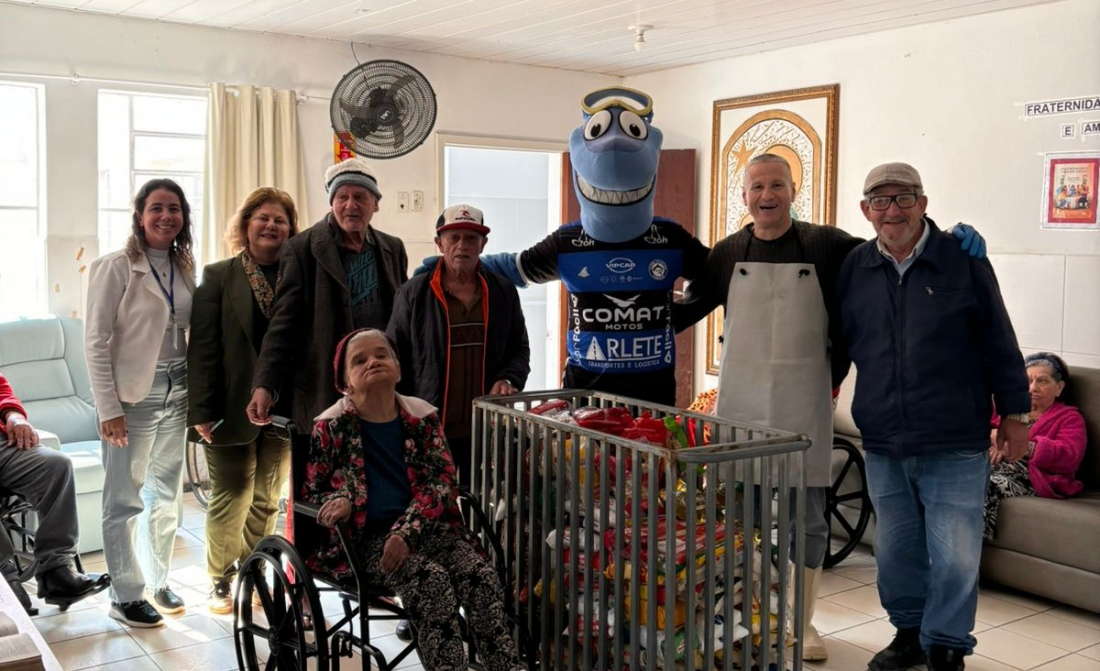 Clube Atlético Tubarão realiza quarta entrega de alimentos no Abrigo de Velhinhos