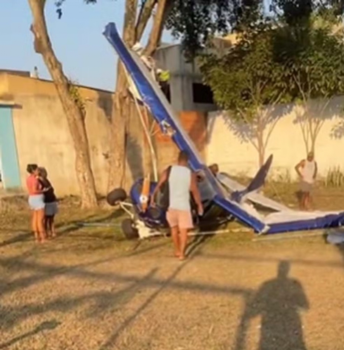 Brasil: avião cai em campo de futebol em Nova Iguaçu