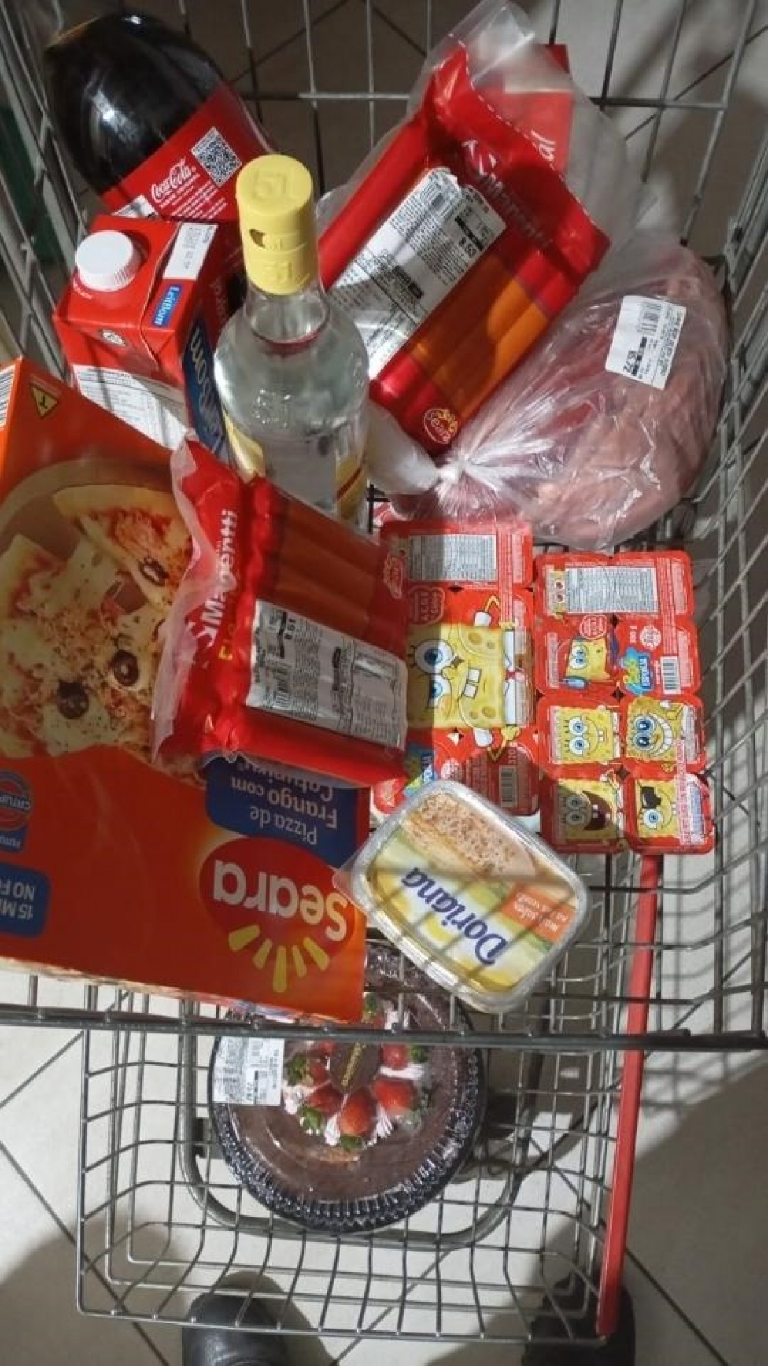 Mulher é flagrada furtando cachaça e carne de supermercado em Capivari de Baixo