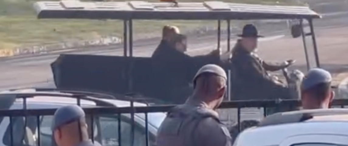 (Vídeo) Veja momento em que caixão com o corpo de Silvio Santos é levado para o sepultamento