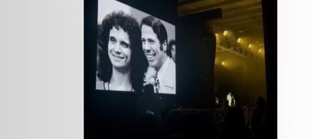 (Vídeo) Em SC: Roberto Carlos homenageia Silvio Santos com 1 minuto de aplausos em show