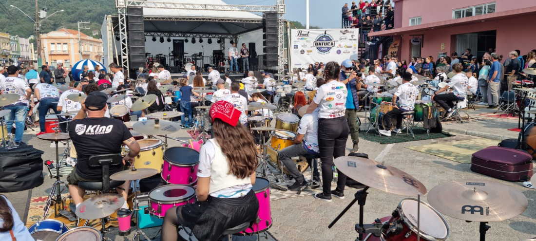 (Vídeo) Batuca Laguna: Mais de 180 bateristas agitaram o Centro Histórico de Laguna no domingo, 18