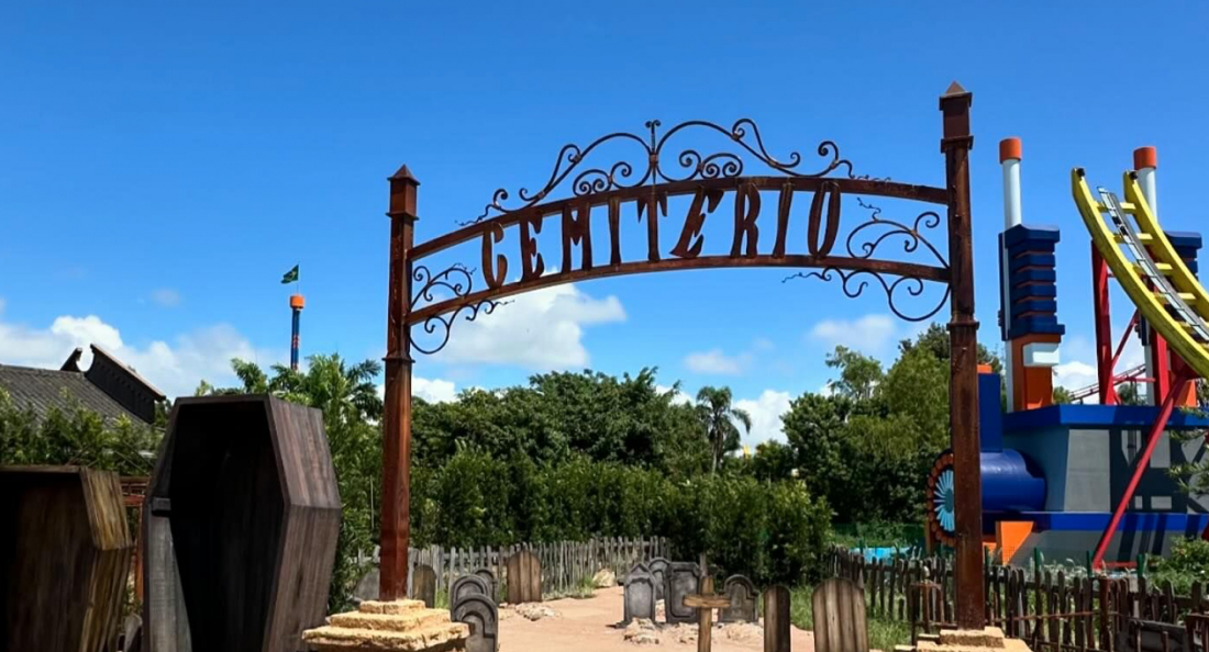 (Vídeo) Beto Carrero inaugura fumódromo no parque com a temática 'cemitério'