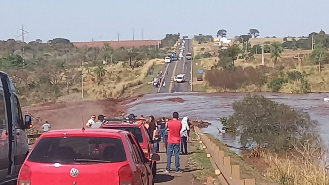 Barragem de represa em condomínio de luxo rompe e água invade casas e rodovia em MS