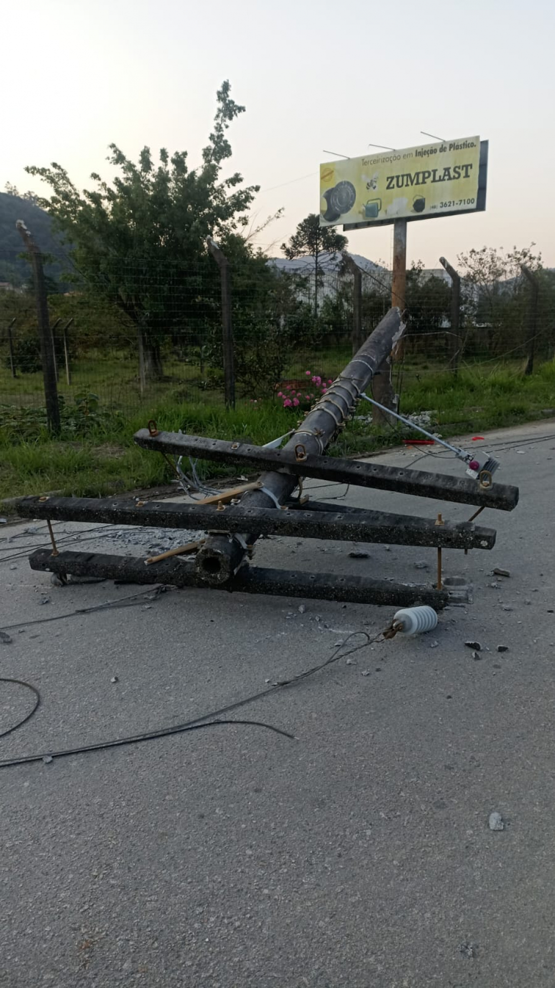Caminhão derruba poste em acidente no bairro São Cristóvão