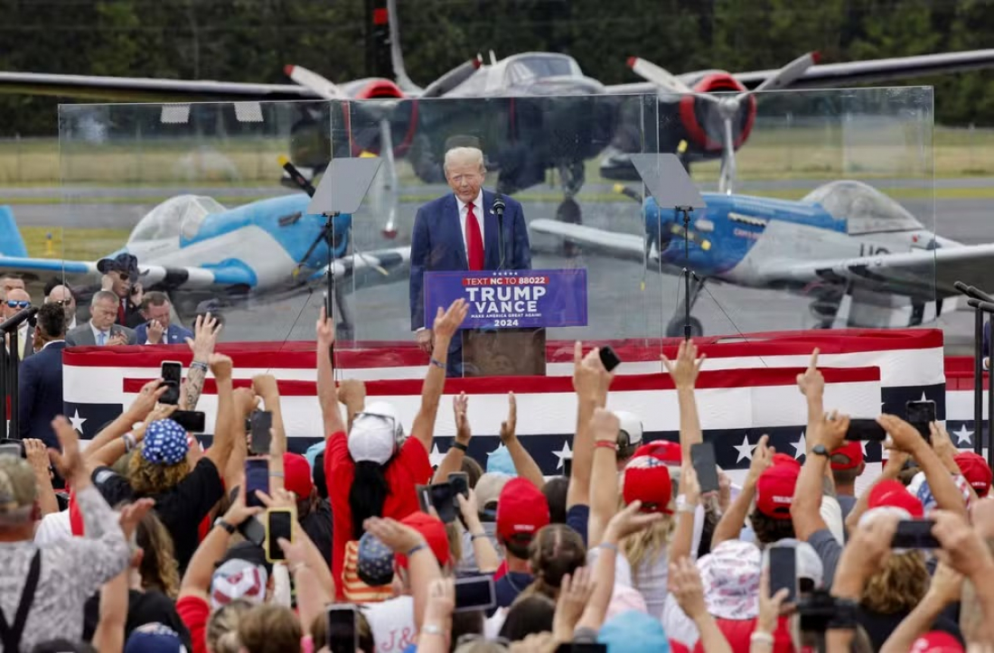 Trump usa vidro à prova de balas em primeiro comício a céu aberto após atentado