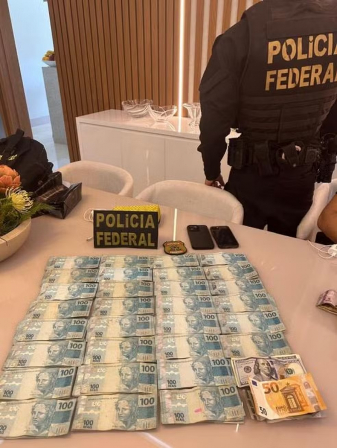 PF apreende mais de R$ 67 mil na casa e no gabinete do governador do Tocantins