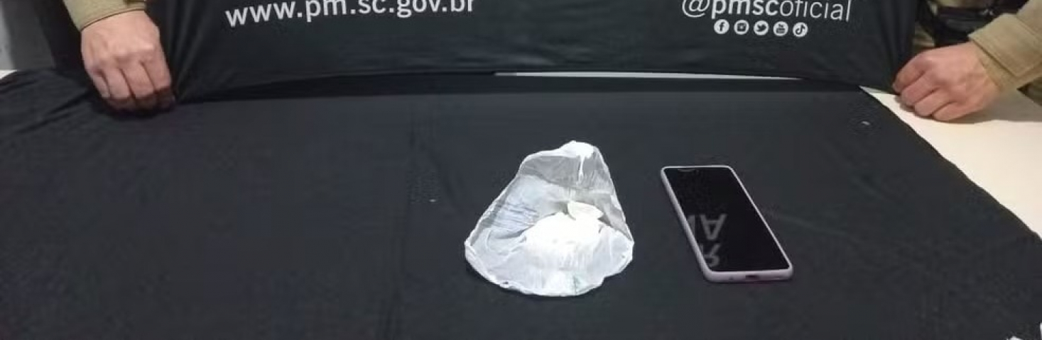 Mãe com bebê de 3 meses é presa com cocaína no sutiã em SC