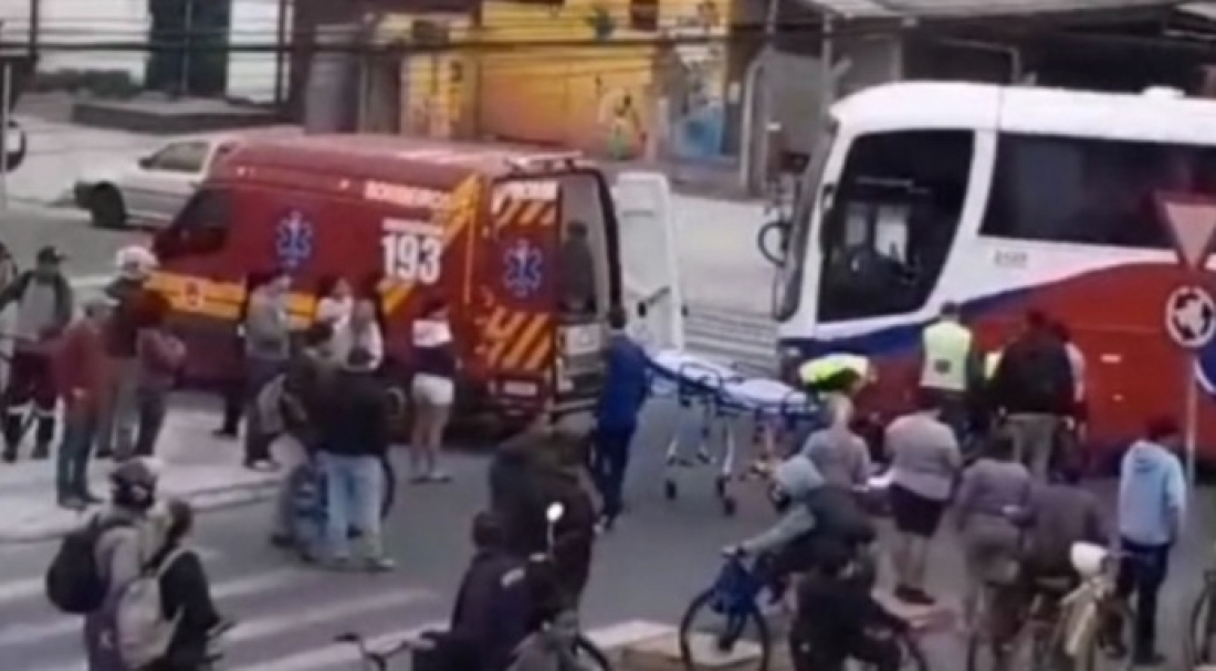 SC: criança de 10 anos é atingida por ônibus enquanto ia para a escola