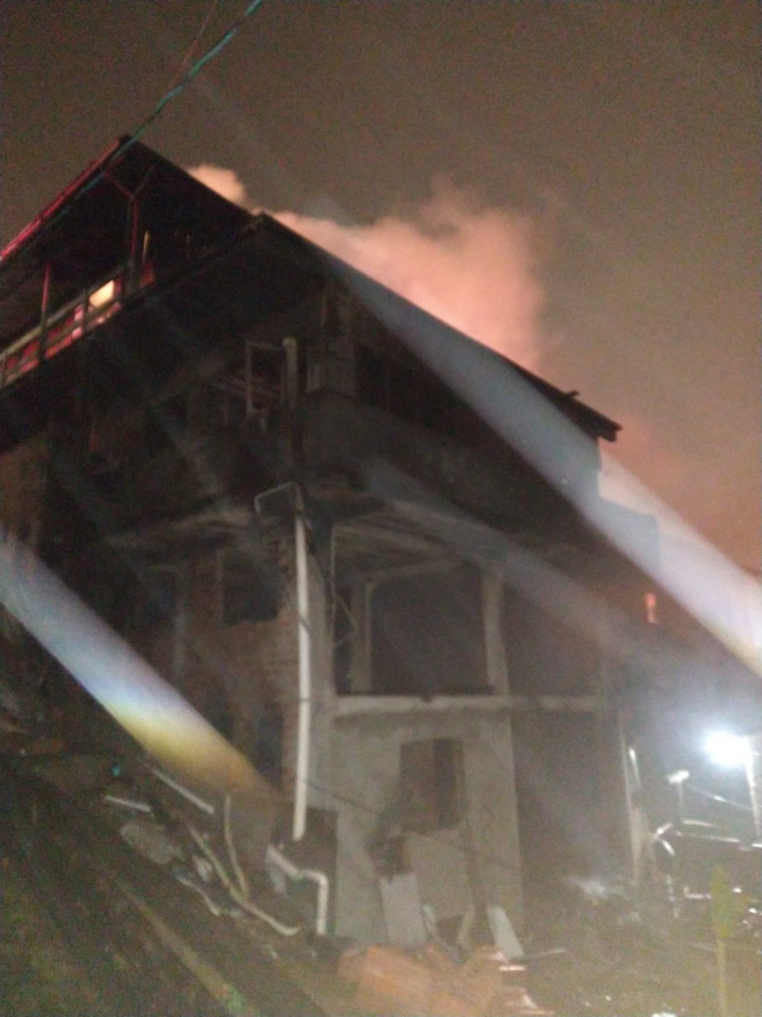 Incêndio destroi residência e deixa moradores intoxicados no Sul de SC