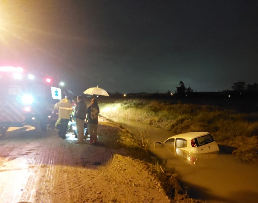 Idoso cai com carro em valeta e precisa ser levado ao hospital em Morro da Fumaça