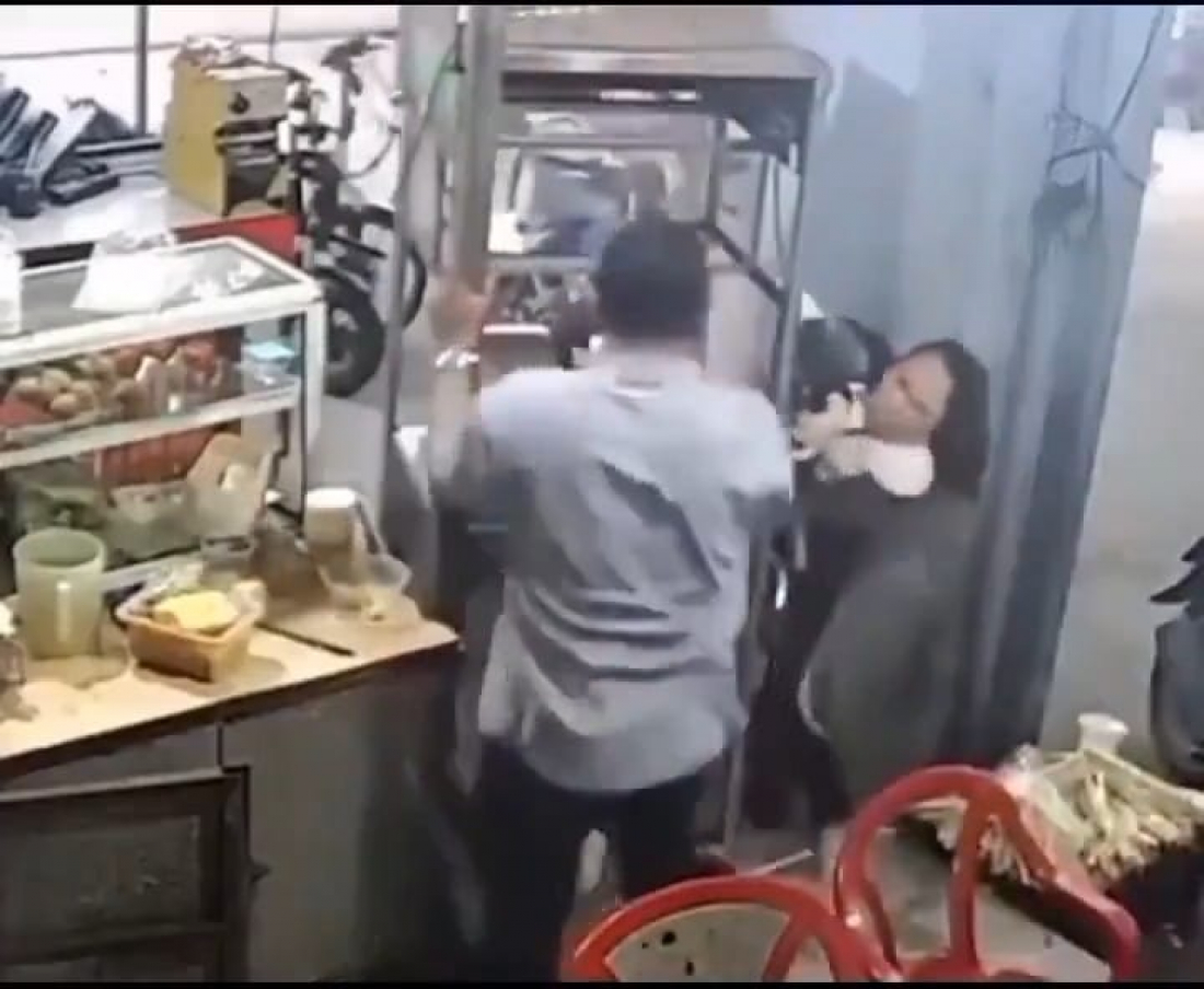 Mulher fica presa em máquina e é salva por colega de trabalho