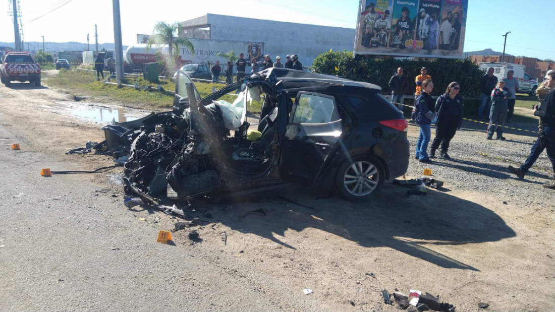 Motorista morre após colisão frontal entre carro e caminhão em Garopaba