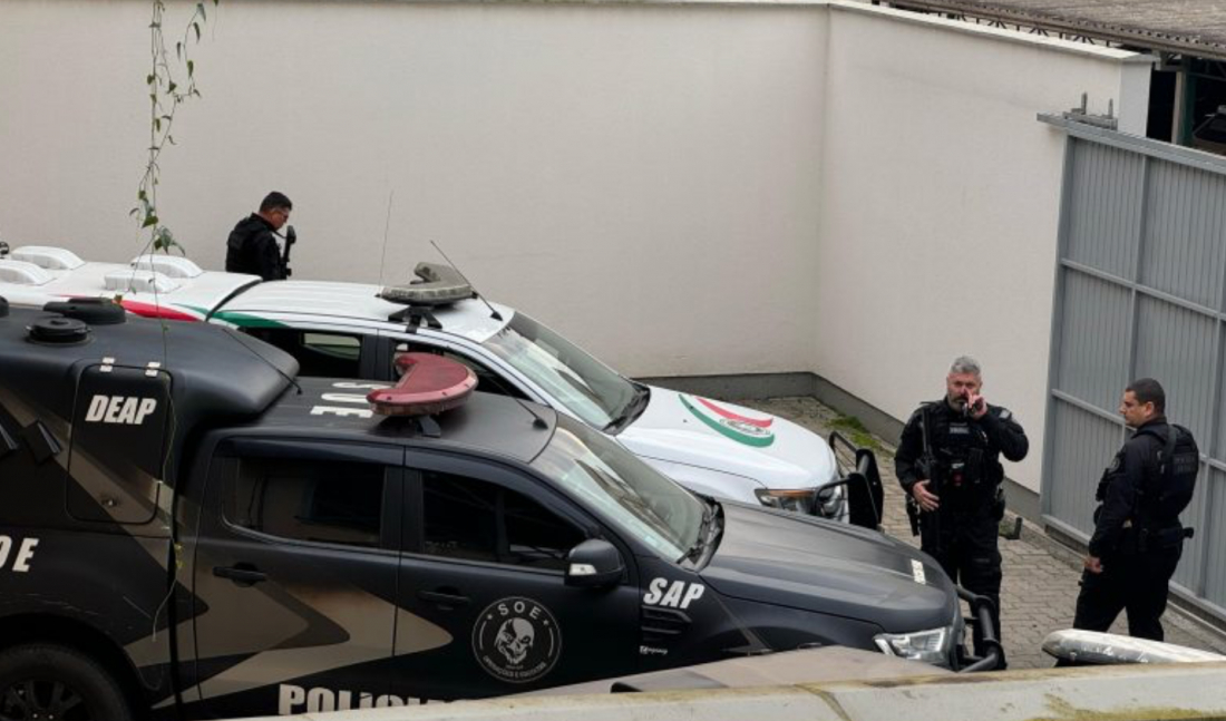 Acusado de ataque a creche em Blumenau chega ao fórum para júri popular