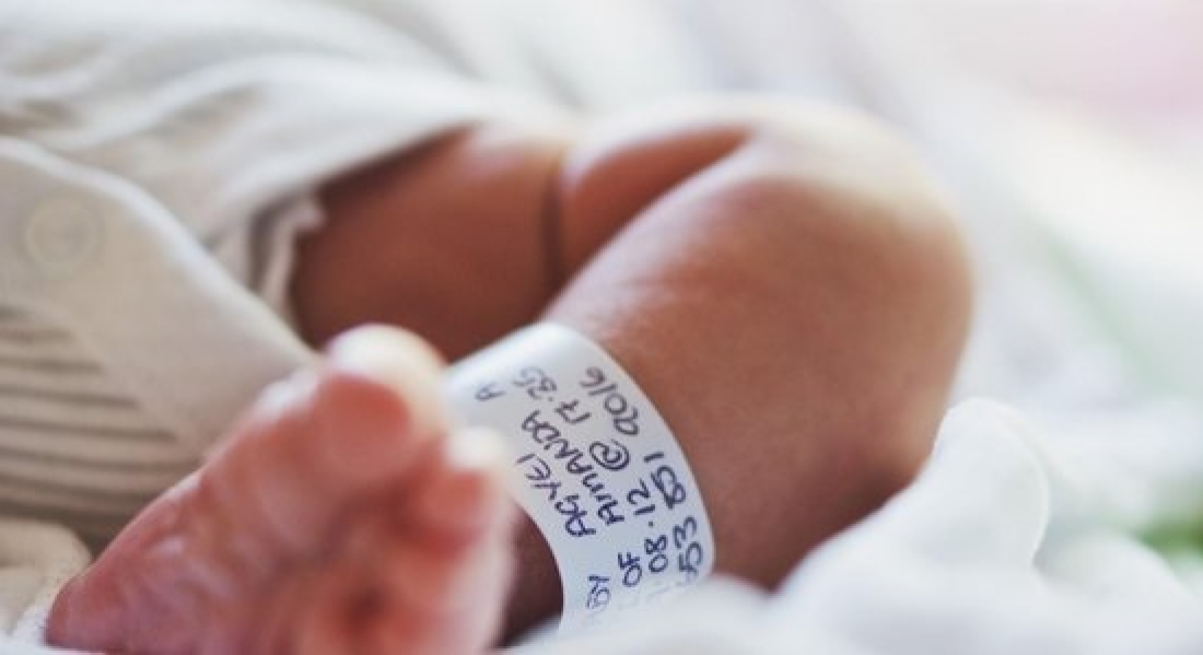 Mulheres trocadas em maternidade serão indenizadas em R$ 80 mil cada por SC