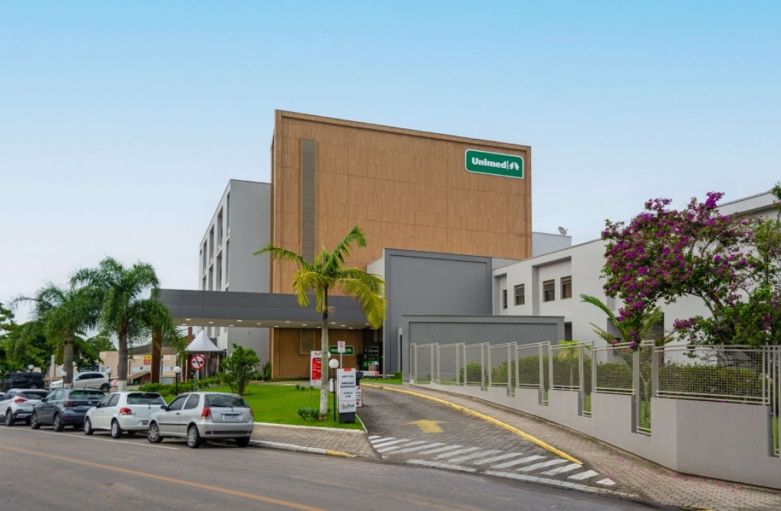 Bombeiros fazem simulação de treinamento no Hospital Unimed