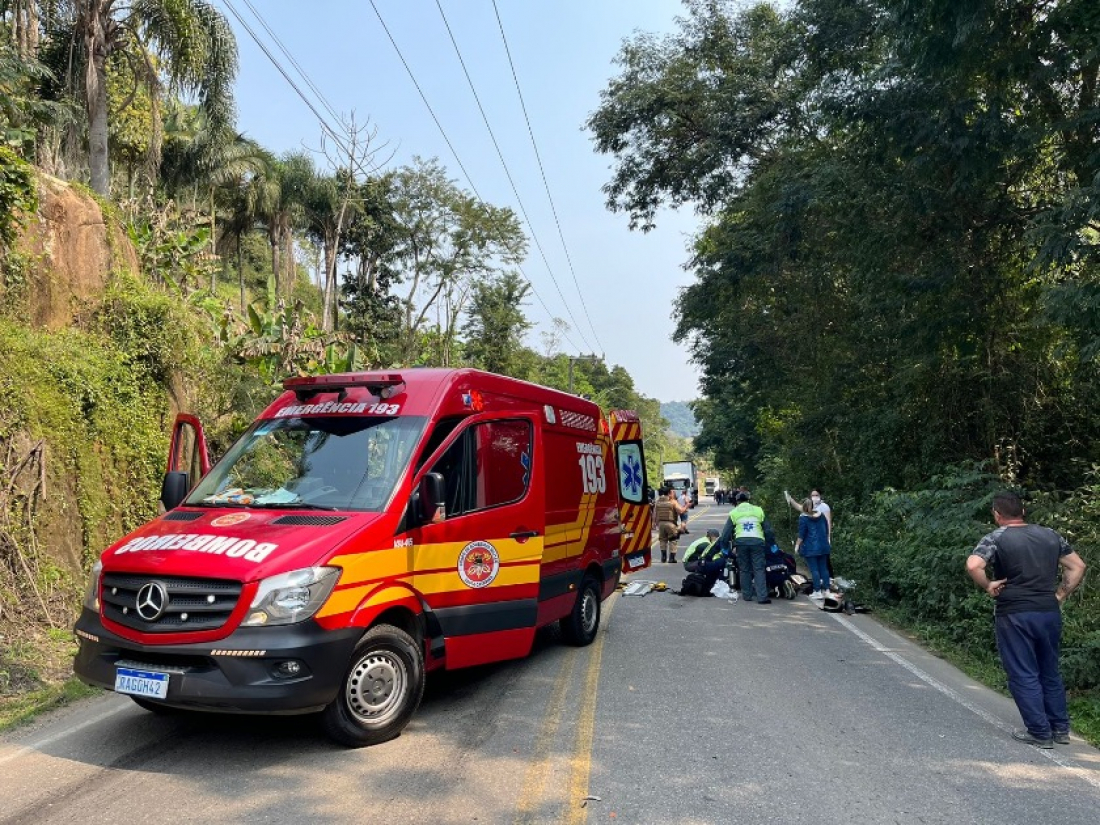 Motociclista tem perna amputada após colisão com caminhão em Pedras Grandes