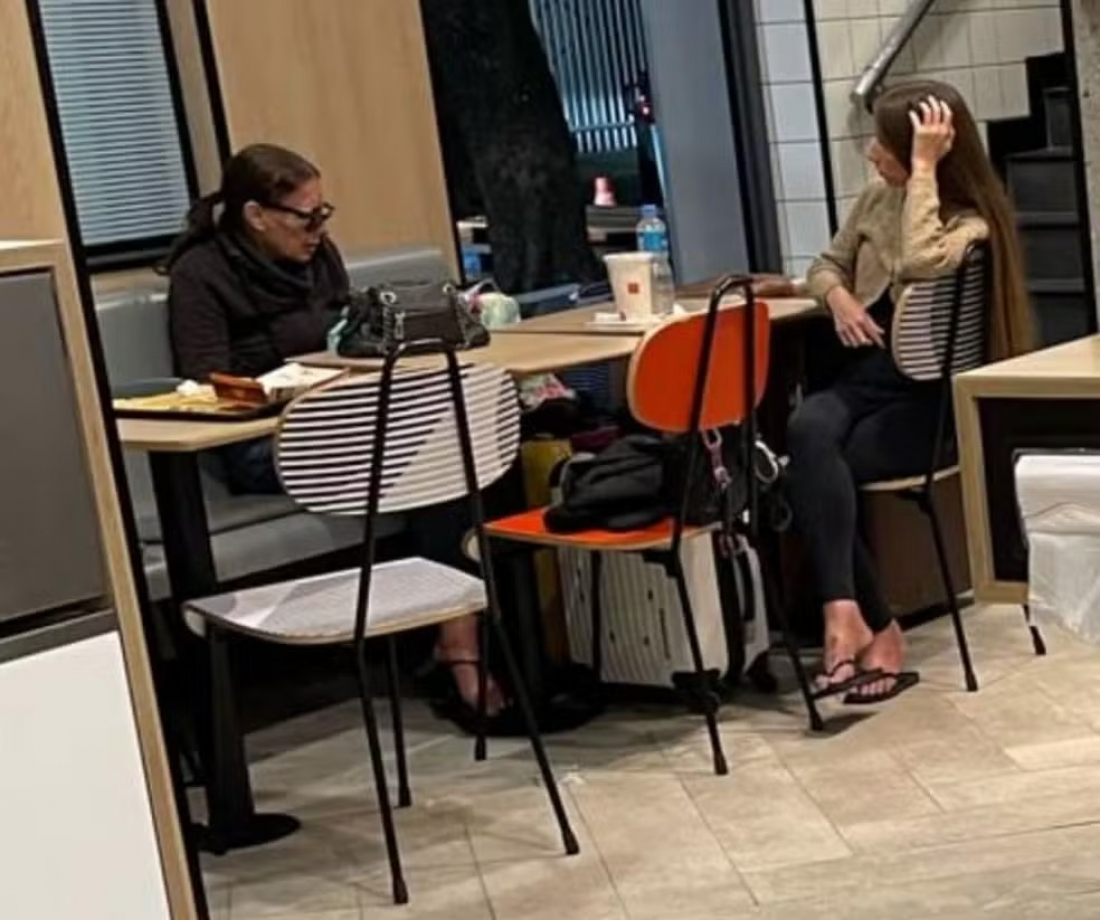 Brasil: mãe e filha que vivem no McDonald’s são acusadas de racismo