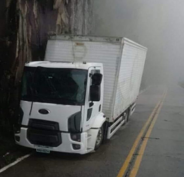 Caminhoneiro colide contra paredão e evita nova queda na Serra do Rio do Rastro