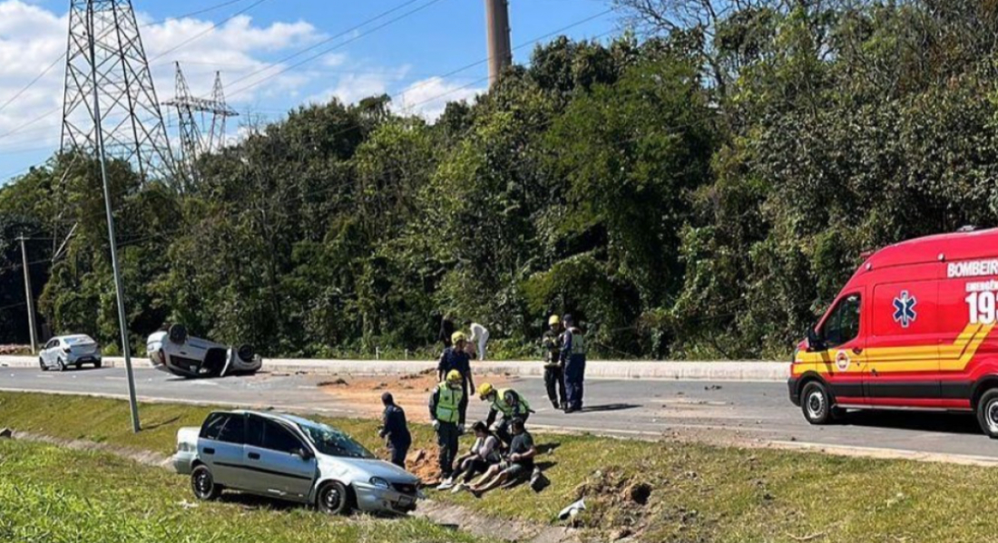 Em andamento: colisão seguida de capotamento é registrada na BR-101, em Capivari de Baixo