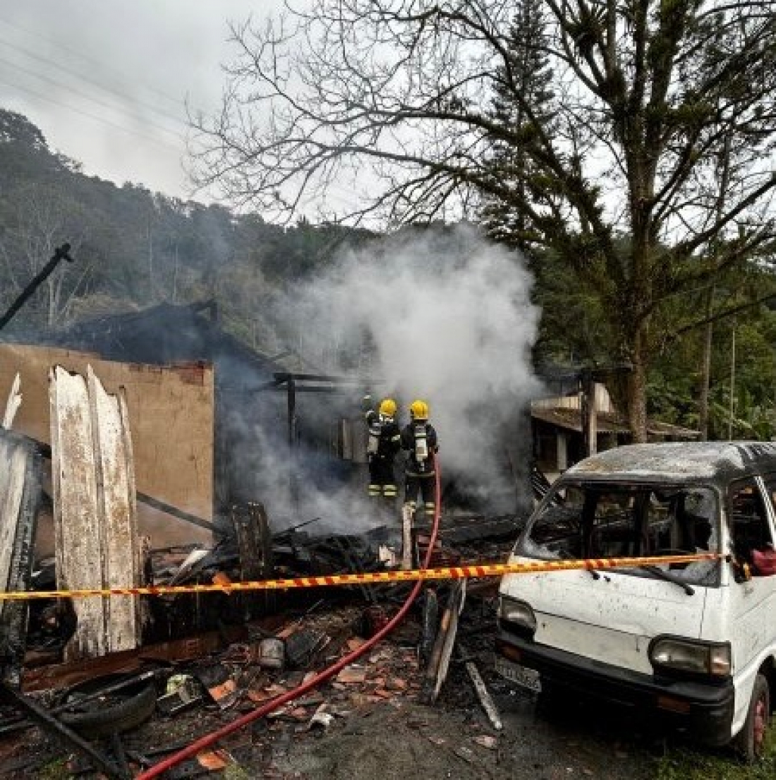 SC: cadeirante morre carbonizado após incêndio atingir residência