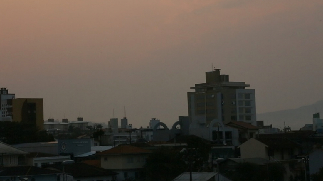 SC se livra de 'chuva de fuligem', mas terá fenômeno do céu alaranjado