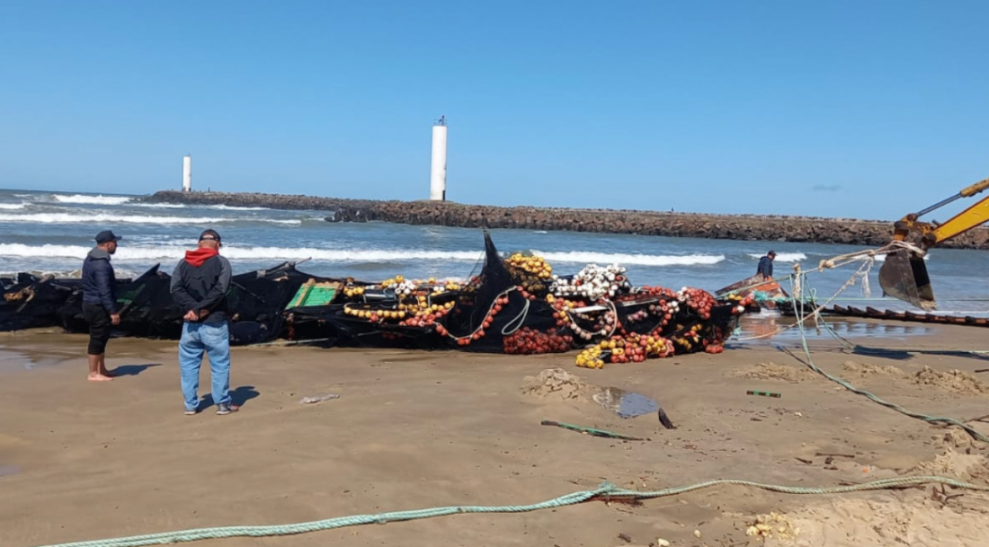 Bombeiros e Marinha seguem buscas por homem desaparecido após naufrágio em SC