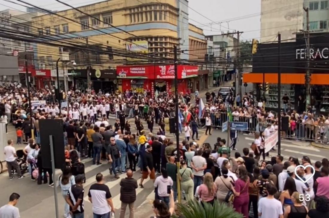 (Vídeo) Milhares de pessoas prestigiam o desfile de 7 de setembro em Tubarão