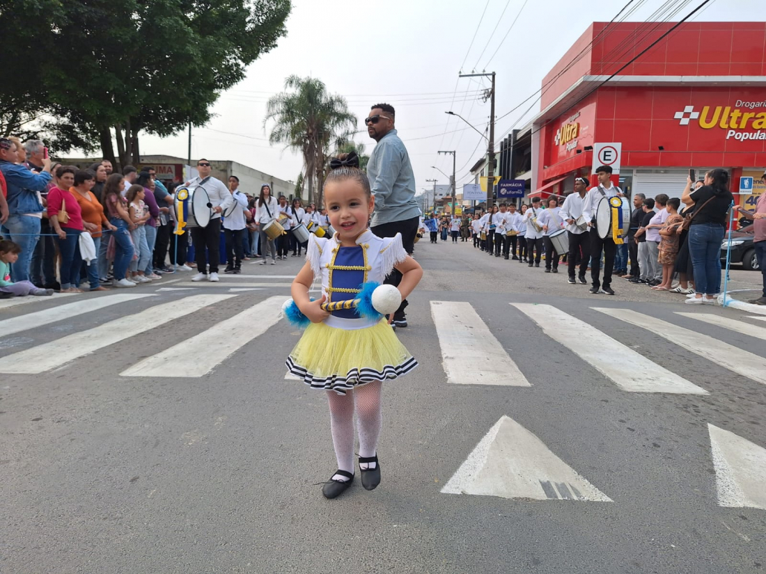 Desfile Cívico reuniu milhares de participantes em avenida de Capivari de Baixo