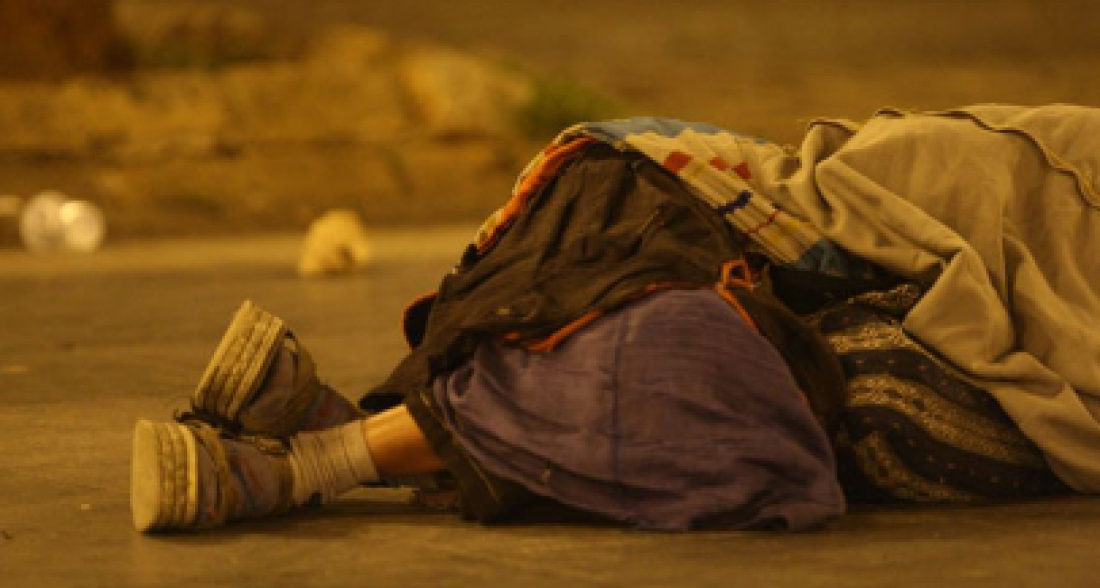 Morador de rua é espancado com chutes e socos nas proximidades da antiga rodoviária em Tubarão