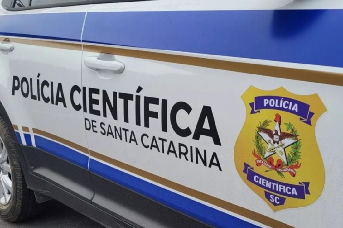 Homem mata esposa estrangulada e foge de casa em SC