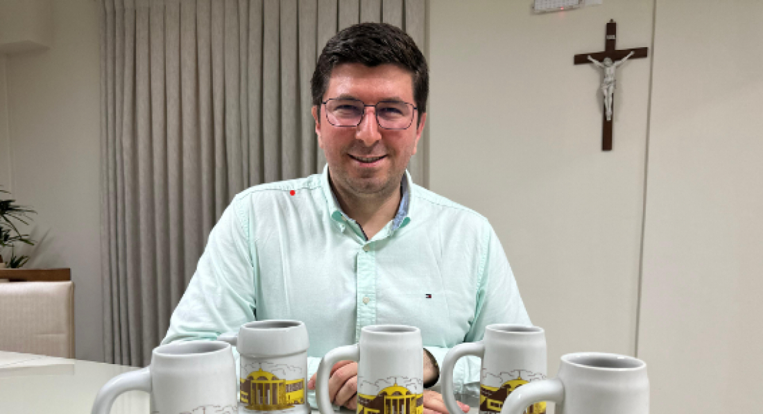 (Vídeo) Achado histórico: canecas de 1971 são encontradas embaixo do assoalho da catedral de Tubarão