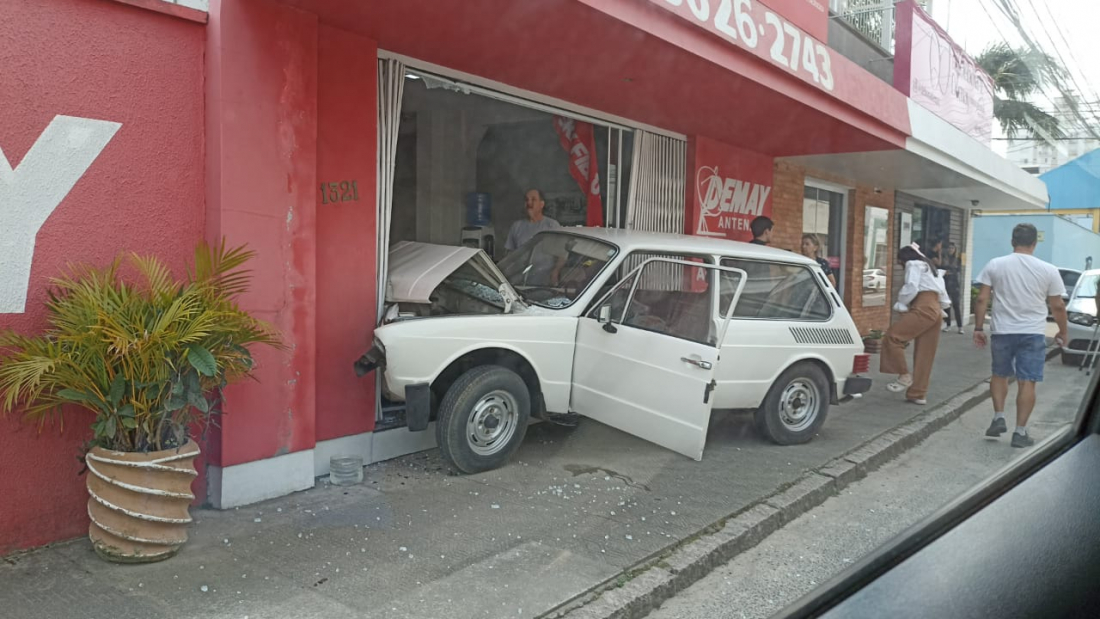 Carro invade estabelecimento na Av. Expedicionário José Pedro Coelho nesta quarta (11)