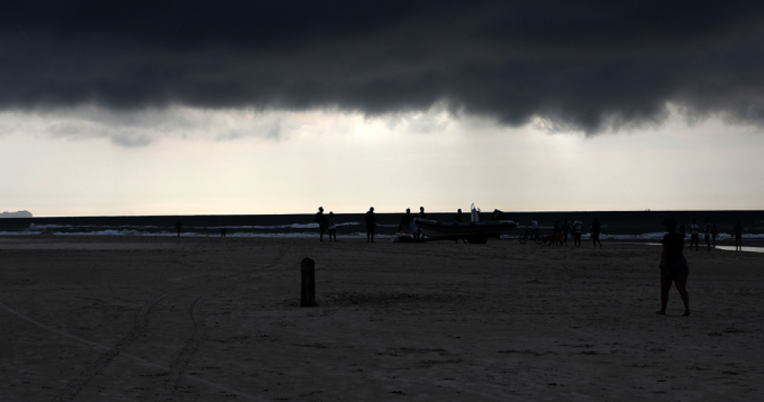 Chegada de frente fria traz raios, rajadas de vento e temporais a regiões de SC nesta quinta