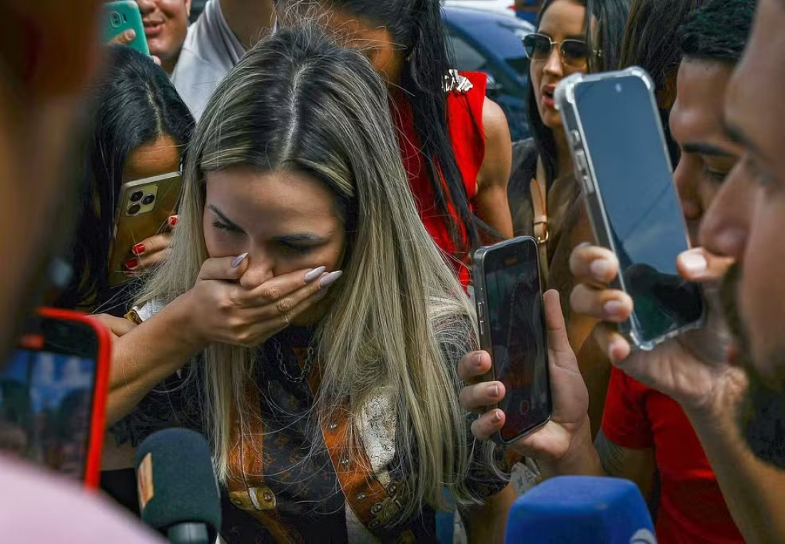 Justiça diz que parentes de Deolane pagaram pessoas para protestar na frente de presídio