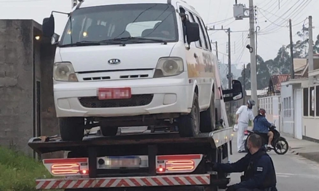 Vans escolares em situação irregular são apreendidas em Tubarão