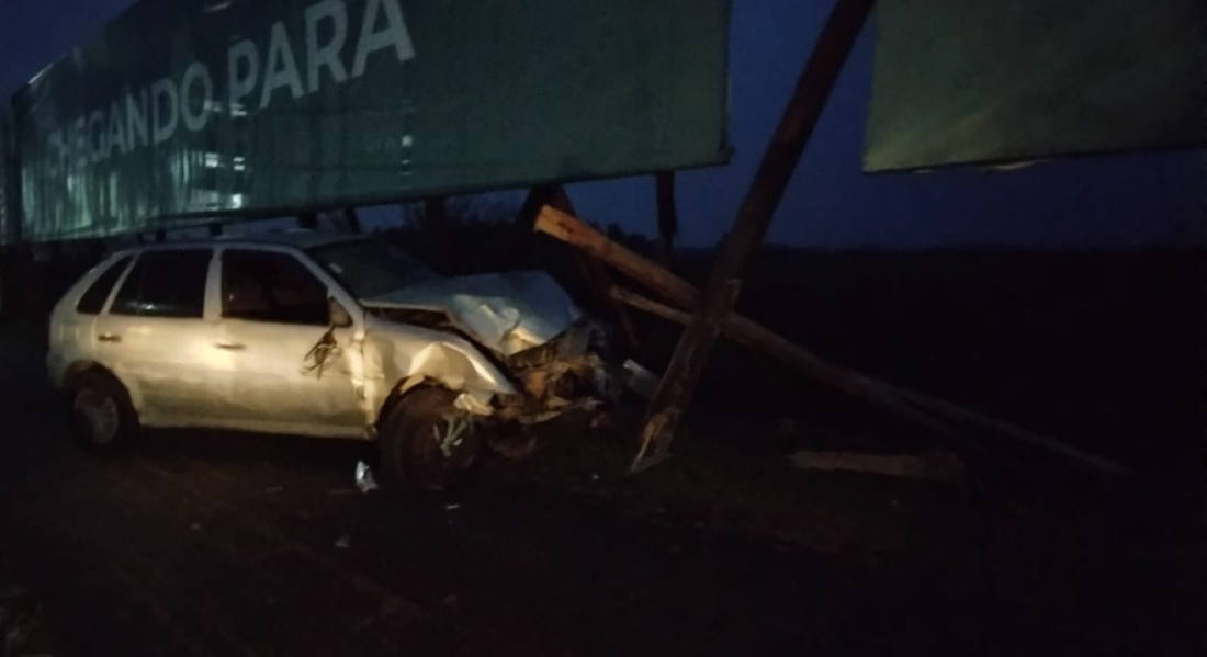 Carro perde controle, sai da pista e atinge outdoor em Laguna