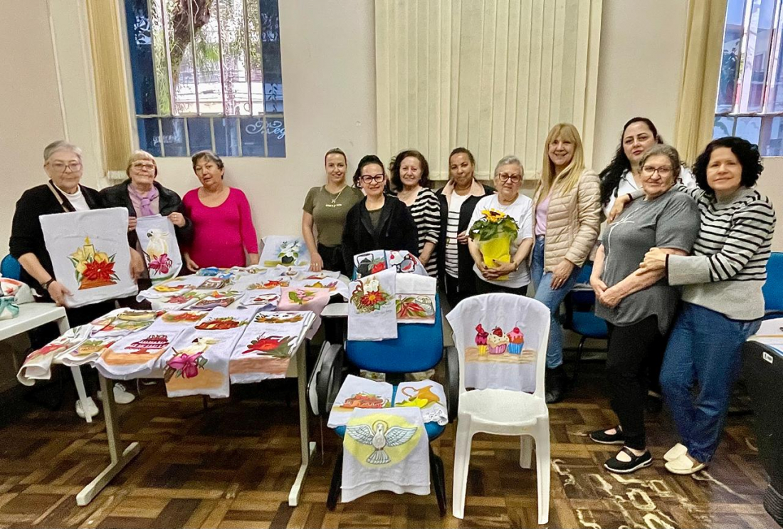 Curso de pintura em tecido em Tubarão forma primeira turma