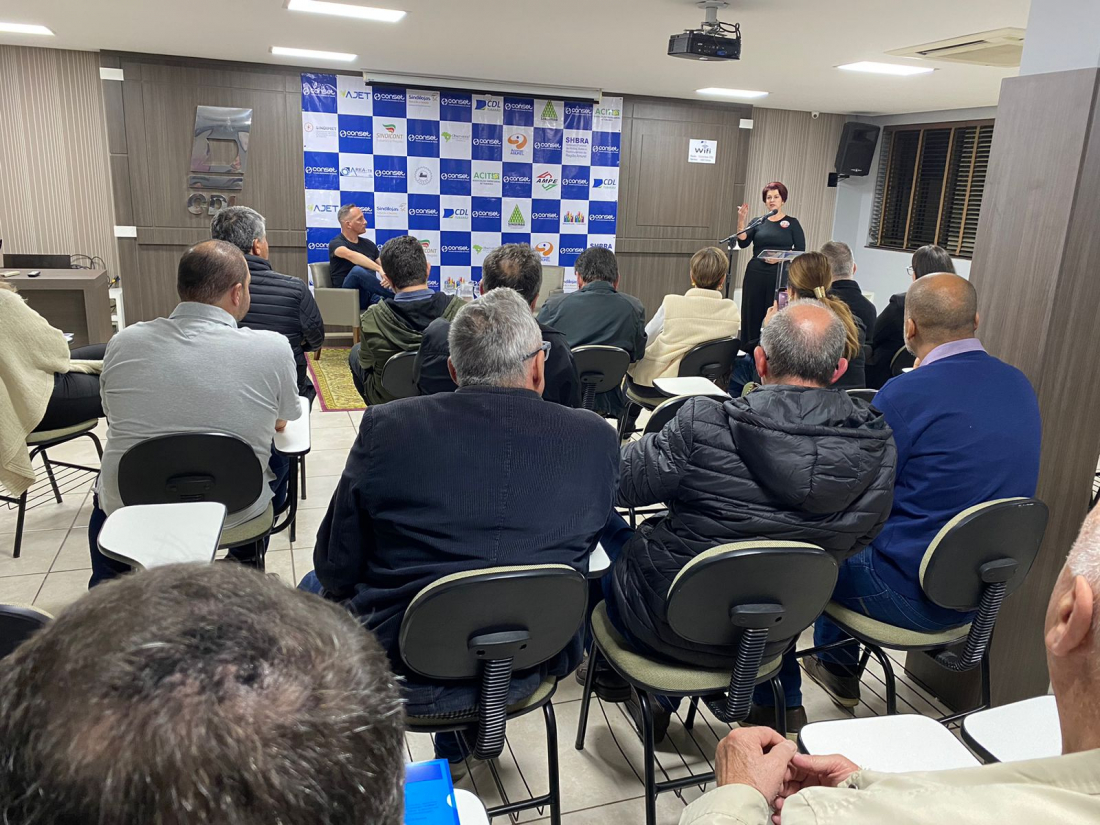 Maristela Francisco recebe carta com demandas em encontro do Conset