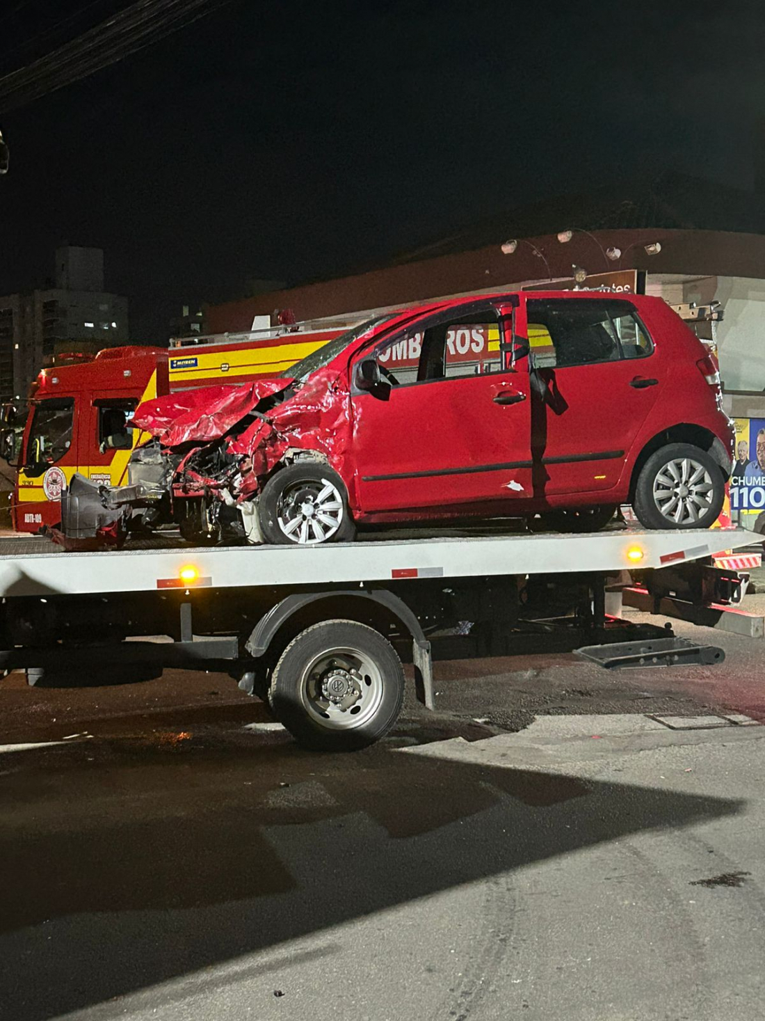 Batida entre carro e caminhão deixa motorista em estado grave em Tubarão