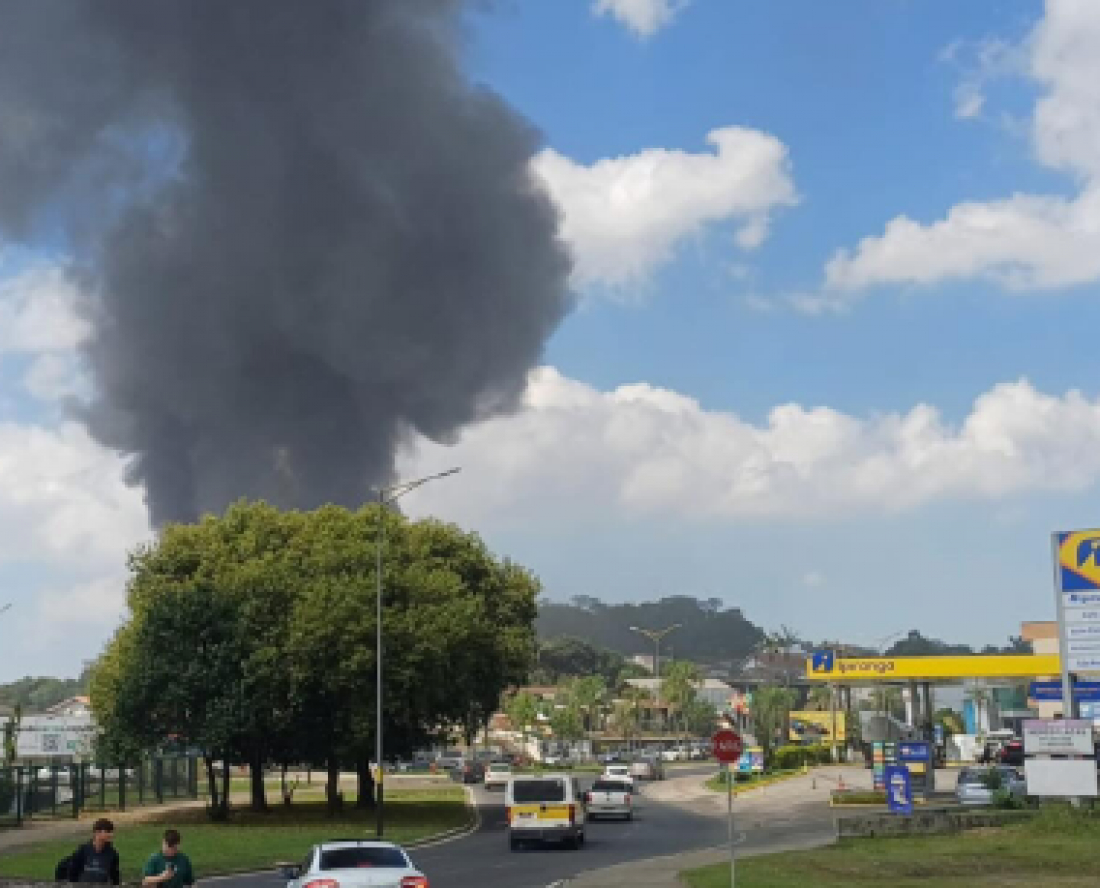 (Vídeo) Em andamento: empresa de produtos químicos pega fogo em Criciúma