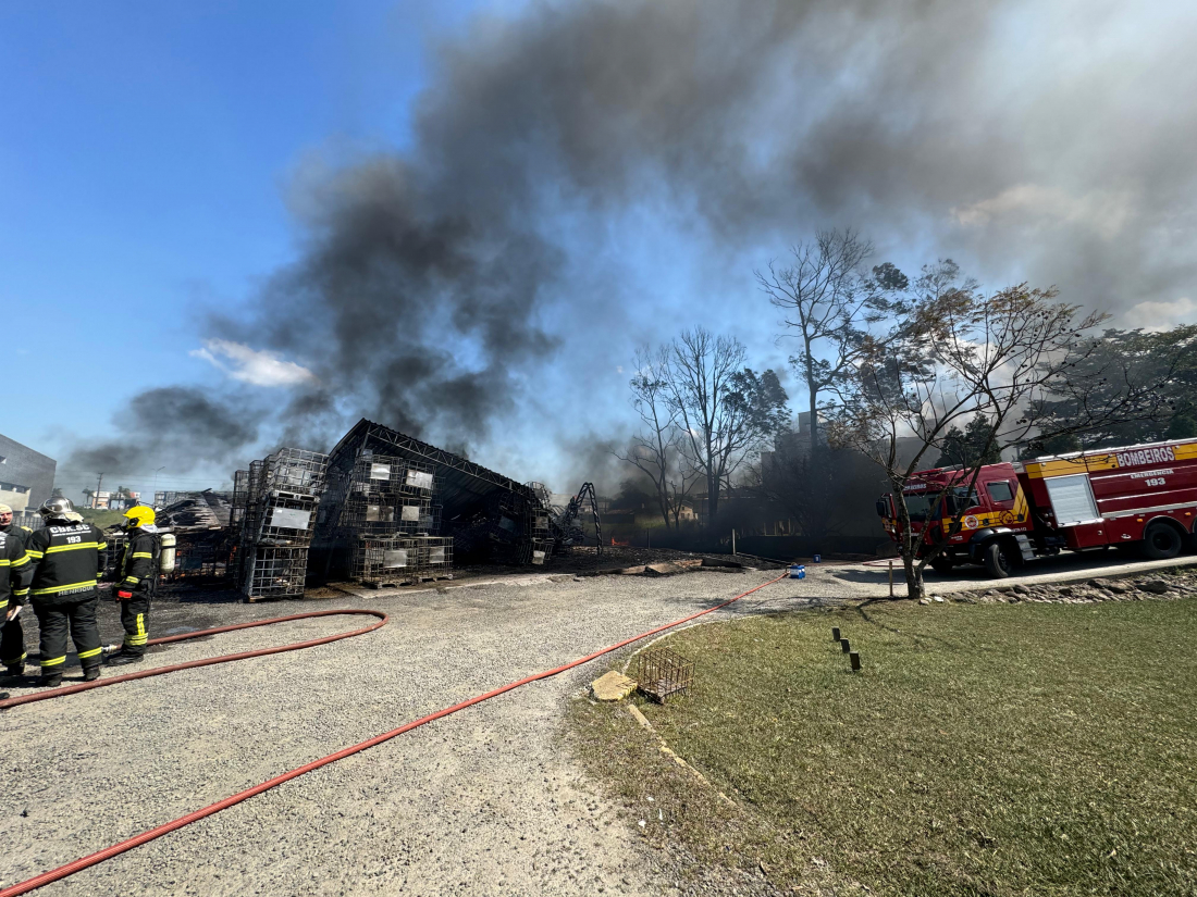 Corpo de Bombeiros segue no combate a incêndio de grandes proporções em Criciúma