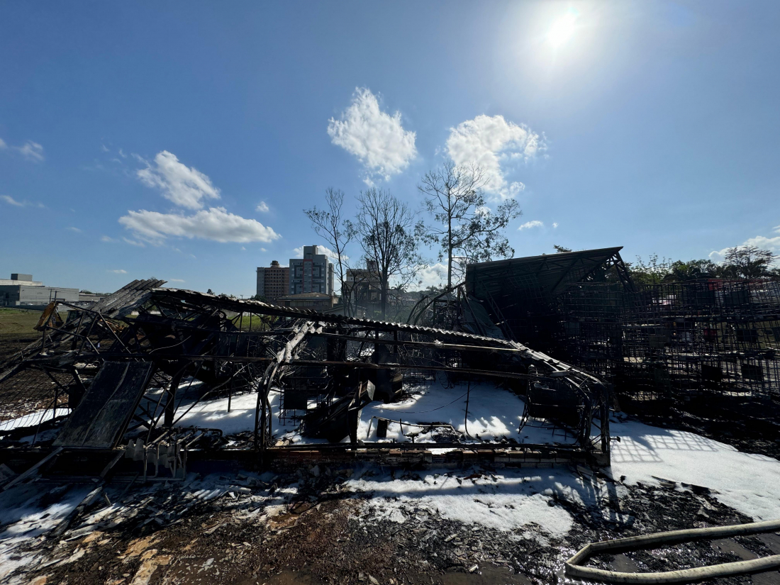 Bombeiros controlam incêndio de grandes proporções em fábrica de plásticos em Criciúma