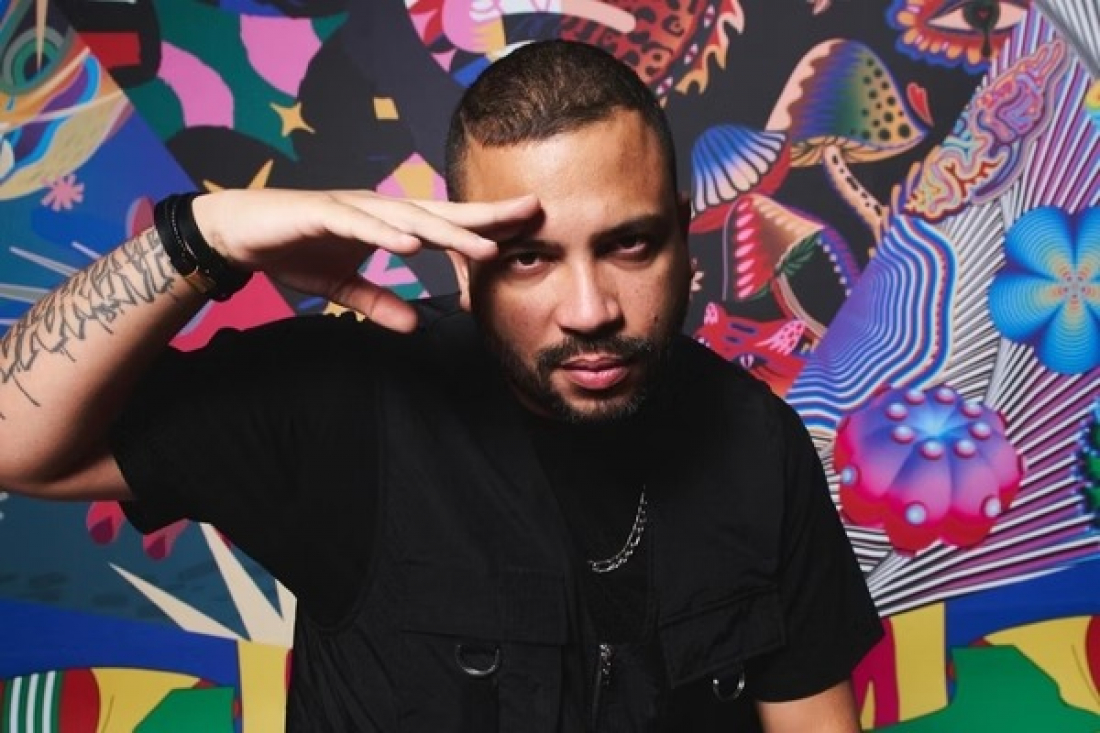 Projota teve casa invadida e foi feito refém com os filhos em SP; carro e objetos foram roubados