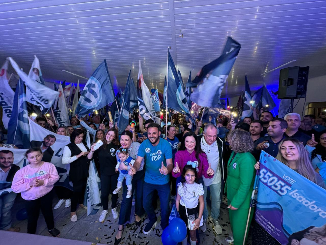 Henrique e Janaína reúnem mais de mil pessoas em comício em Pescaria Brava