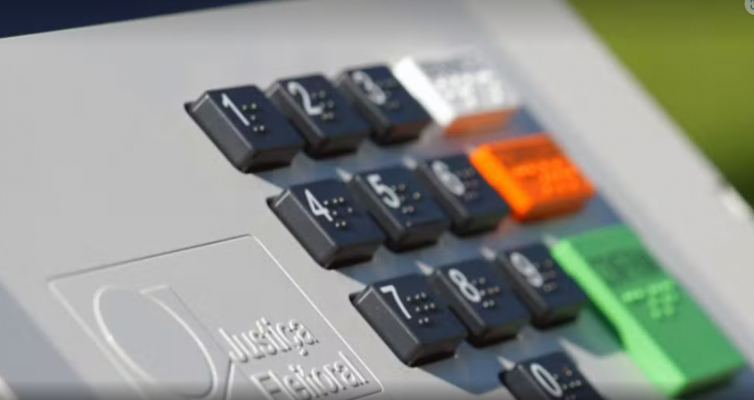 Em SC: Empresa é denunciada por enviar mensagem a empregados e distribuir adesivos de partido