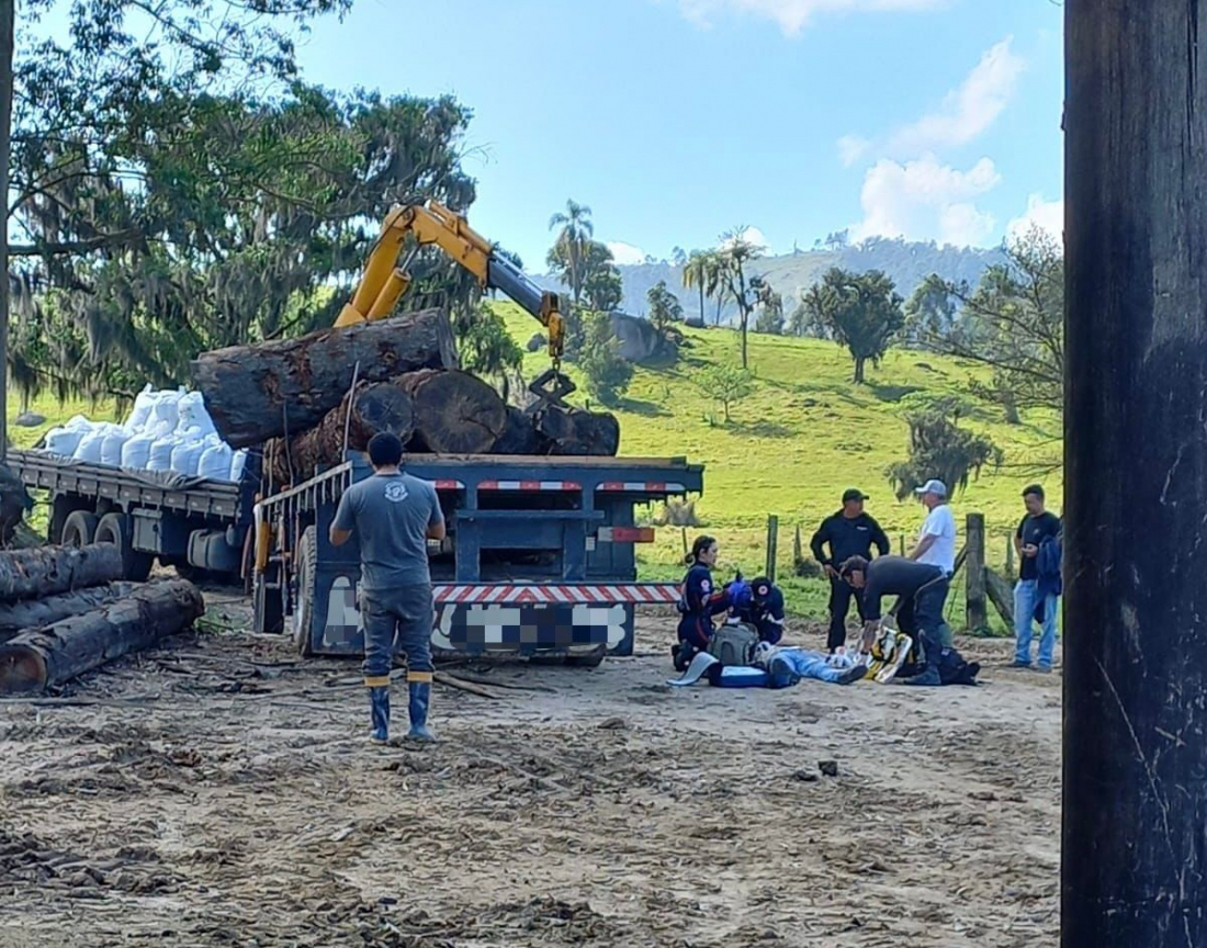 Homem sofre traumatismo craniano após cair de caminhão em Treze de Maio