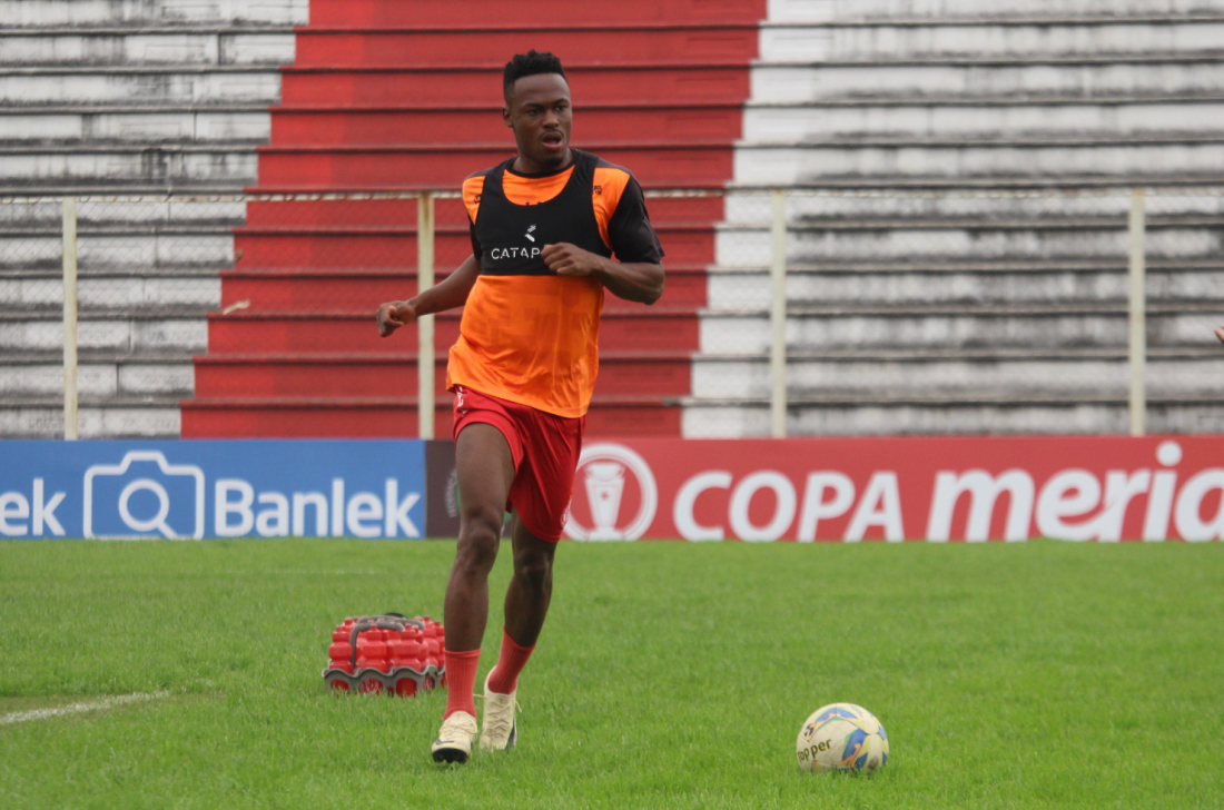Hercílio Luz dispensa atacante após briga com treinador por não entrar em campo